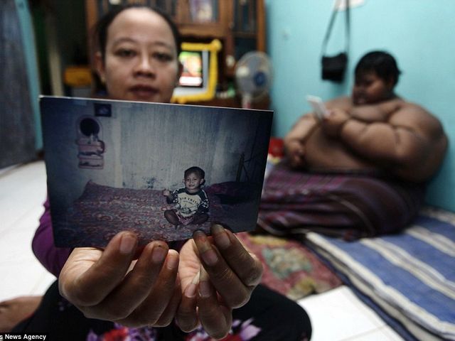 Его мама рассказывает о неуёмном аппетите сына ещё с детства: "Арья рос очень быстро, и я беспокоилась за его здоровье. Я не знаю, как контролировать его вес, кроме уменьшения порций пищи".