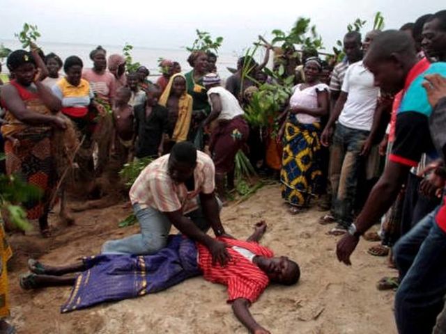 8ª Estação: Jesus é auxiliado pelo Cireneu a carregar a cruz