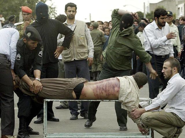 6ª Estação: Jesus é flagelado e coroado de espinhos