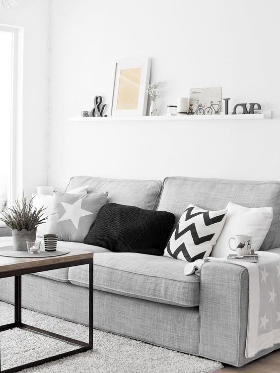 ¿Estás aburrida de tu casa? No necesariamente tienes que comprar algo nuevo... Usa un poco de ingenio para reacomodar tus muebles y notarás un gran cambio. Un consejo: Convierte a tu mueble favorito en el protagonista, y haz que todo lo demás gire en torno a él.