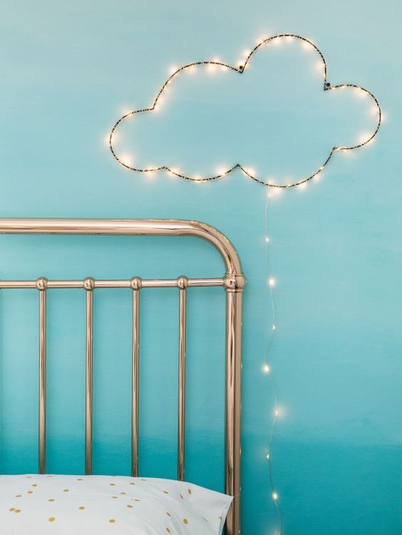 Las luces navideñas están de moda en la decoración de interiores. Y no sólo iluminan tus ambientes, también aportan una buena dosis de calidez y simpatía. Son muy económicas y fáciles de colocar. Úsalas con creatividad y verás un gran cambio en tu hogar...