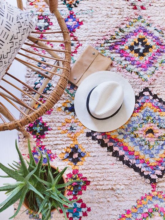 ¿Has pensado en comprar un tapete? Es un detalle que puede renovar tu casa de manera asombrosa. Elige un trama que combine con tu decoración, y deja que se convierta en el centro de las miradas. ¿Qué opinas del diseño marroquí de la foto? Nos encanta para salones decorados con colores neutros. ¡Muy boho-chic!