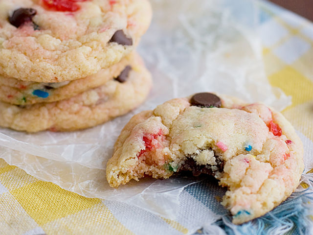 Any fan of Banana Splits will thank you for making these delightful cake-mix cookies. These are so easy to make you can have them prepped, baked and out of the oven in about 20 minutes!Recipe: https://goo.gl/0yv63j