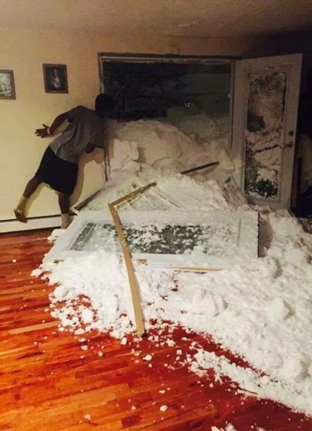 - ¿Qué tal está el clima? - eh, un poco frío. Mejor lleva chamarra.